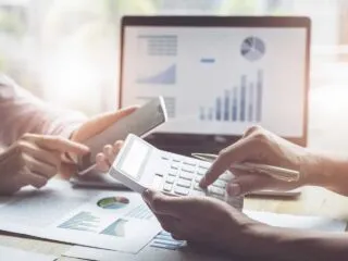 https://www.robbinex.com/wp-content/uploads/2025/12/business-valuations-320x240-1.webp